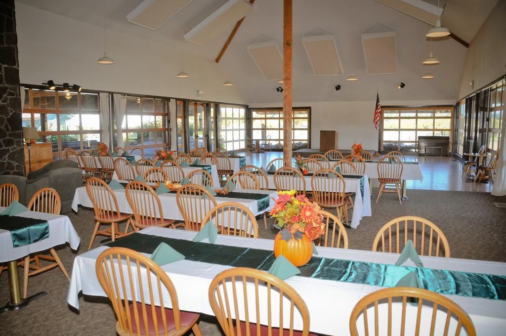 Bend-Sunriver Camping Resort Wheelchair Accessible Yurt 13 Eksteriør billede