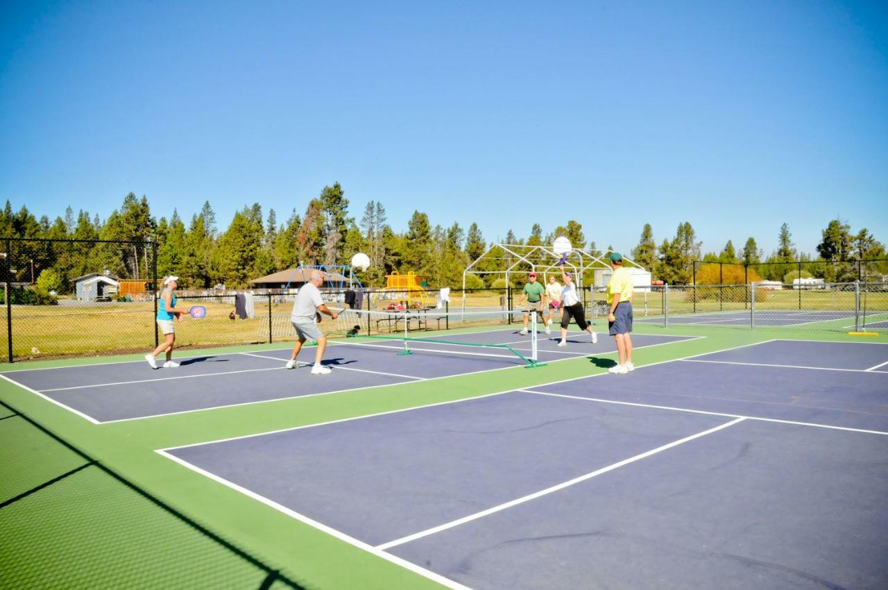 Bend-Sunriver Camping Resort Wheelchair Accessible Yurt 13 Eksteriør billede
